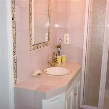 Charonne 2 Bed & Breakfast 4*